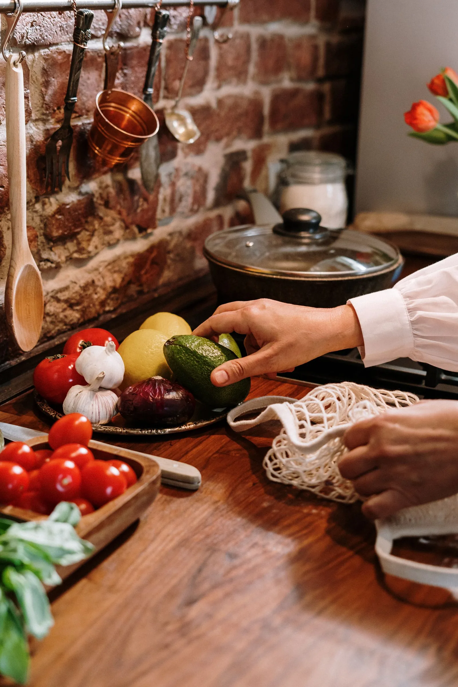 Préparation de légumes dans une cuisine.